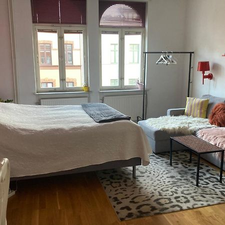 Rum Med Eget Badrum Och Stort, Delat Koek,Centralt I Malmoe A Room In An Apartment, Own Bathroom And Kitchen Shared With A Family Exterior foto